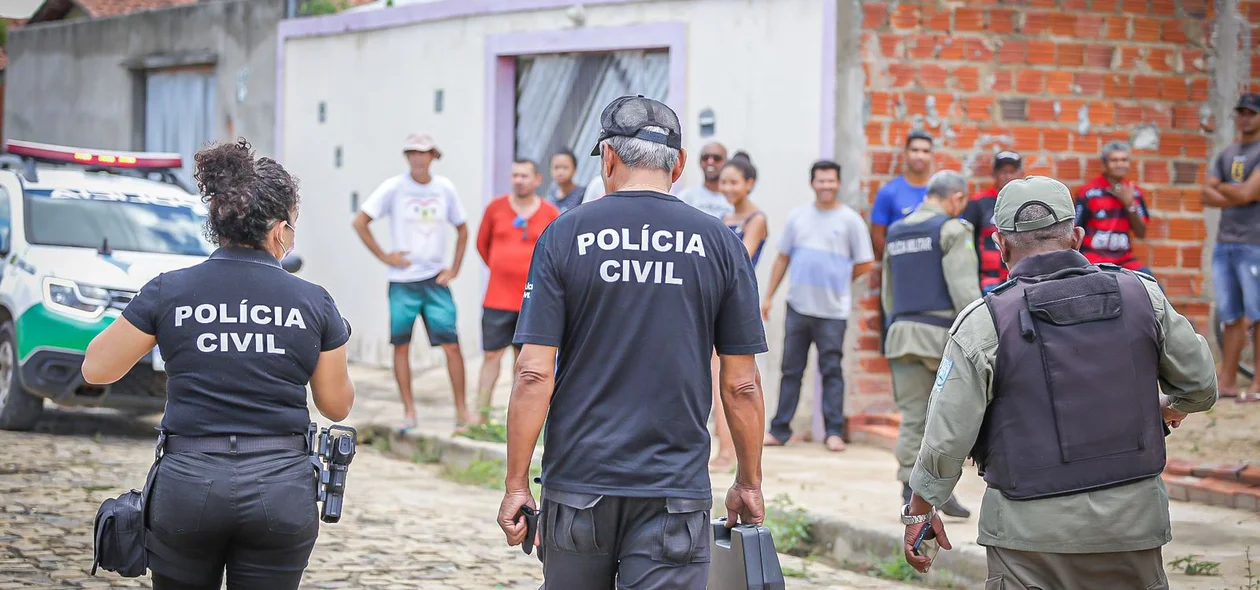 Policiais no local