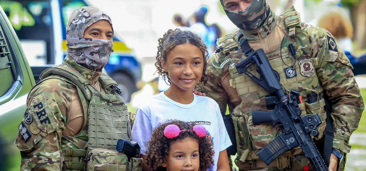 Policiais tiram fotos com as crianças
