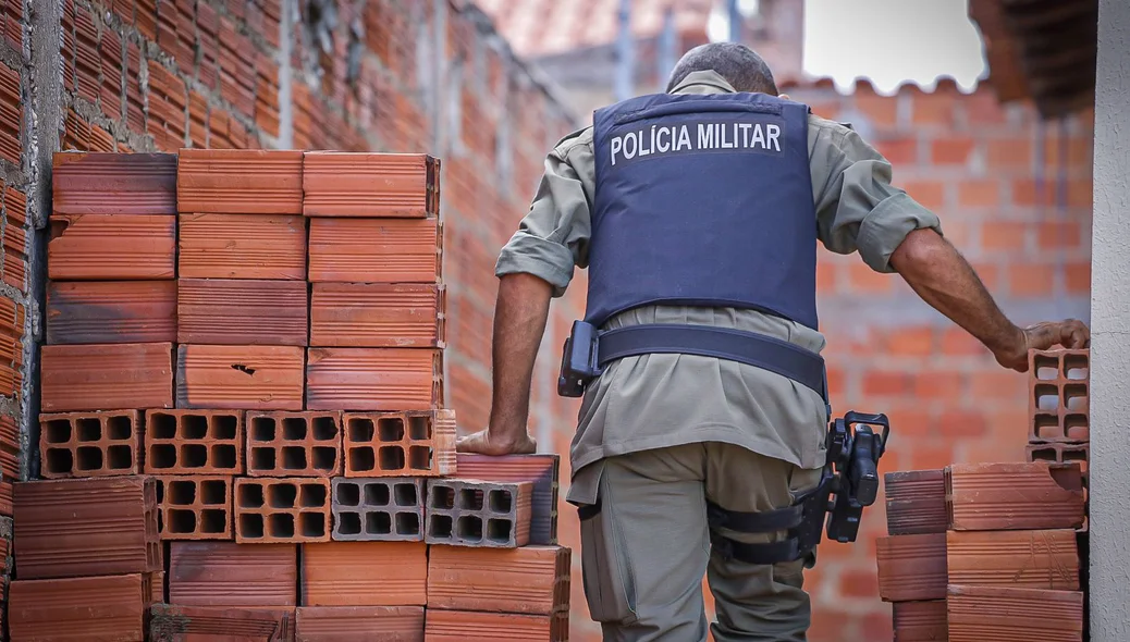 Policial militar no local