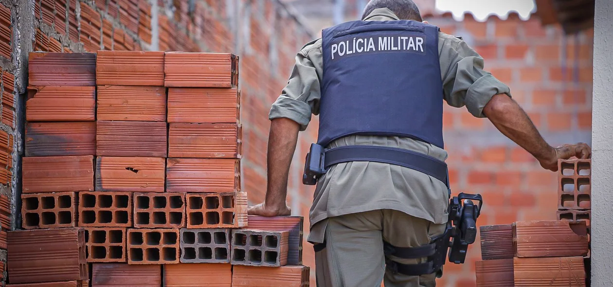 Policial militar no local
