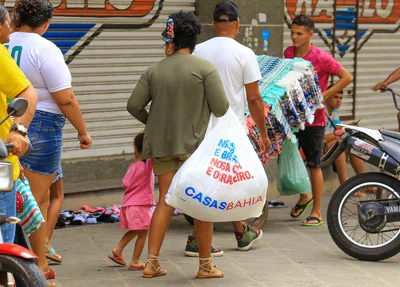 População vai às compras
