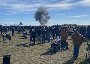 Populares observam após colisão entre aeronaves
