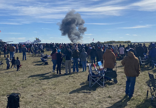 Populares observam após colisão entre aeronaves