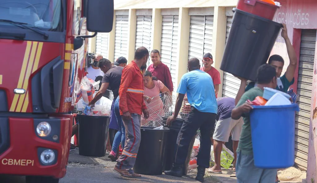 Populares retirando produtos de outras lojas durante o incêndio