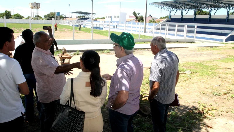 Prefeita Betinha Brandão com autoridades no Estádio de Pedro II