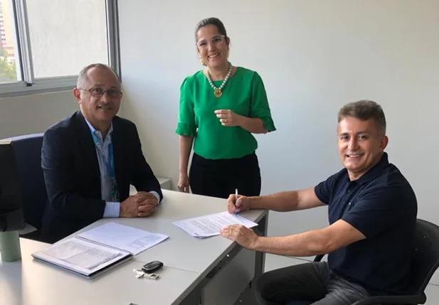 Prefeito de Curimatá, Valdecir Júnior, e representantes da Caixa