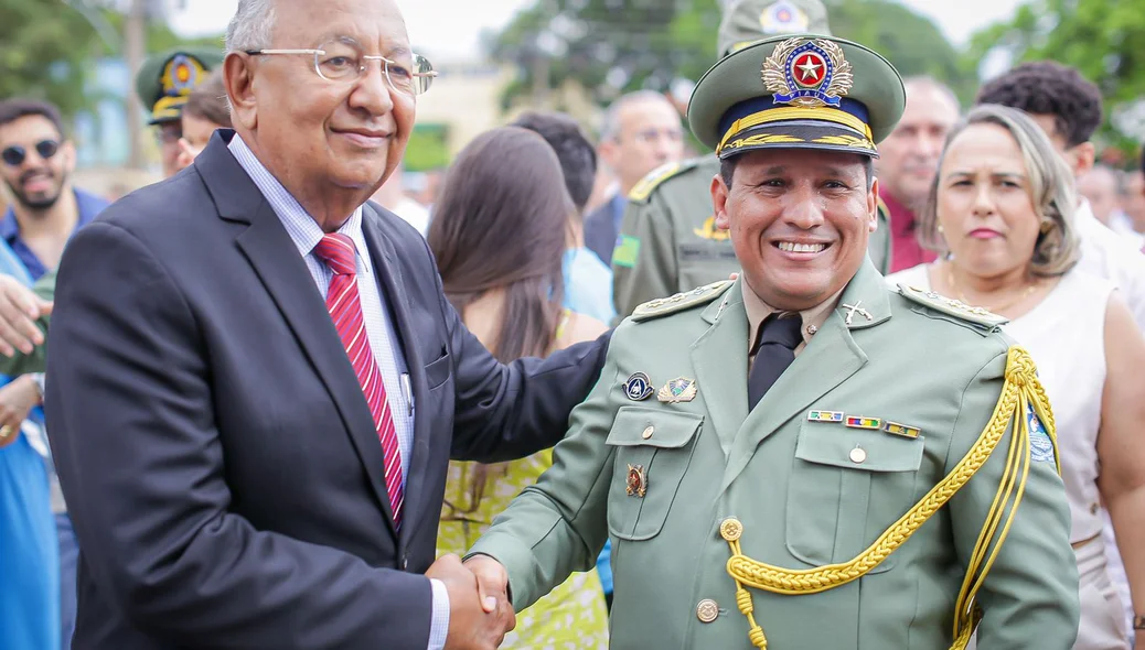 Prefeito Dr. Pessoa cumprimenta mais um homenageado