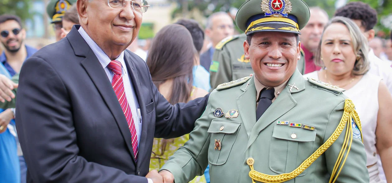 Prefeito Dr. Pessoa cumprimenta mais um homenageado