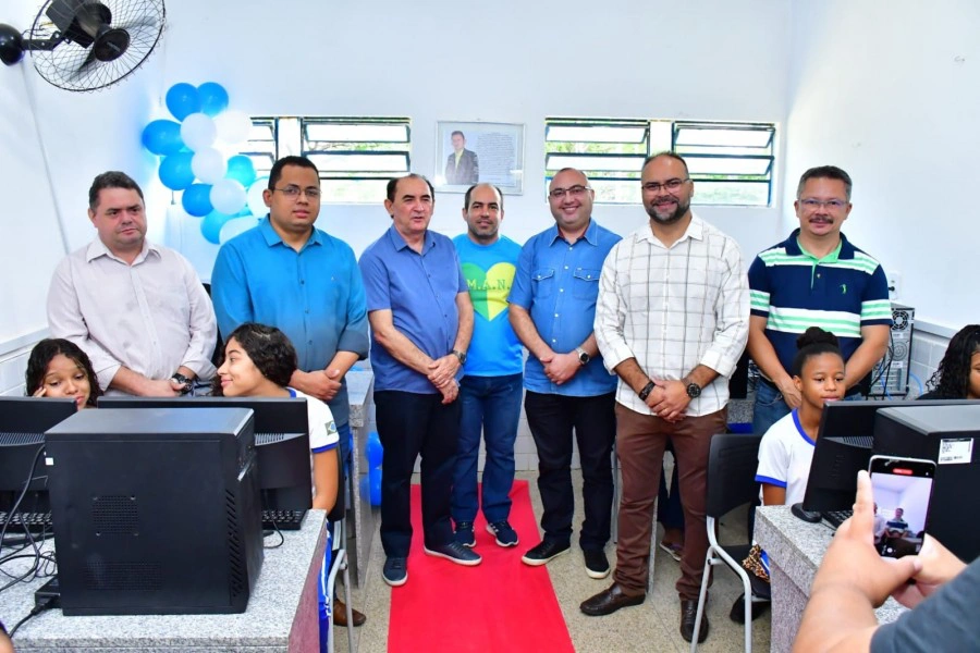 Prefeito entrega reestruturação de laboratório de informática em escola da zona rural