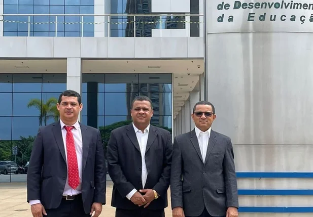 Prefeito José Arilson vai a Brasília em bus ca de recursos para Lagoa de São Francisco