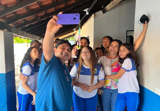 Prefeito Maxwell da Mariinha com esdutantes
