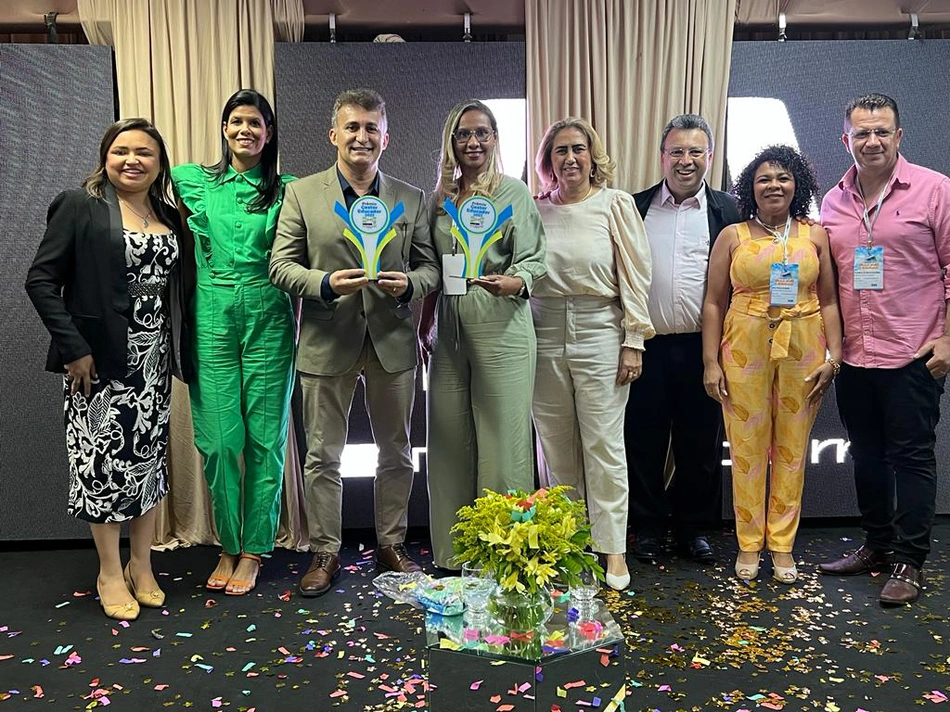 Prefeito Valdecir Júnior recebe “Prêmio Gestor Educador”