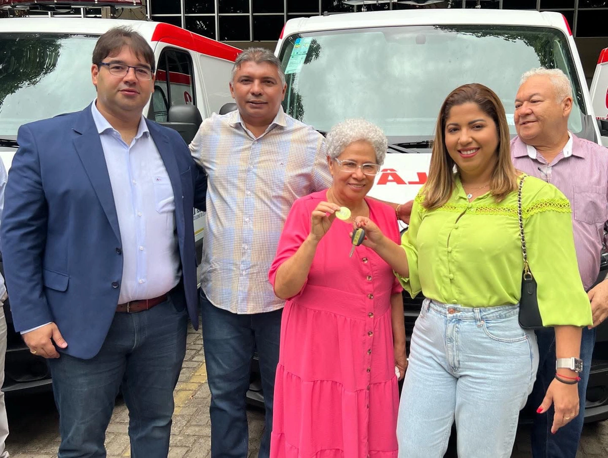 Prefeito Zé Henrique recebeu ambulância