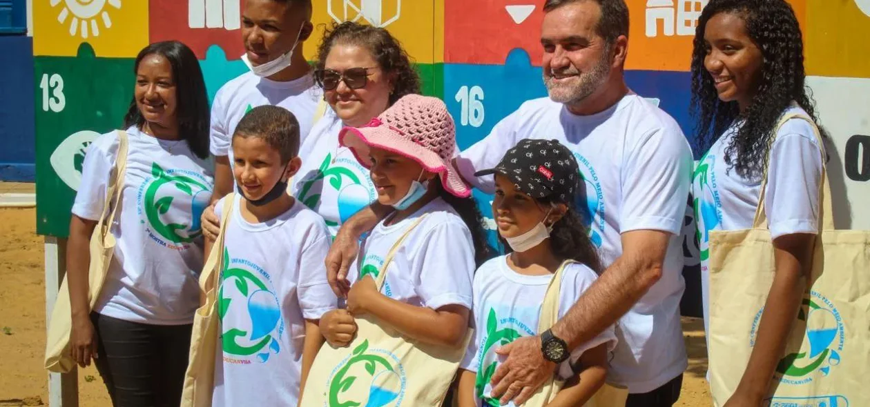 Prefeito Zé Raimundo e crianças