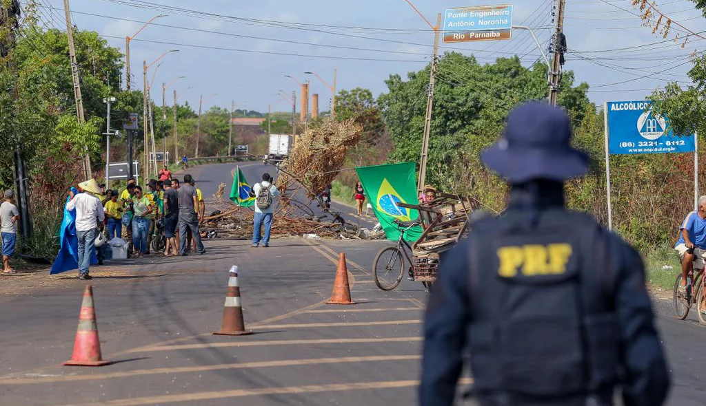 PRF está no local controlando o trânsito