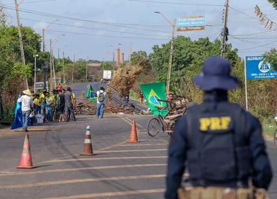 PRF está no local controlando o trânsito