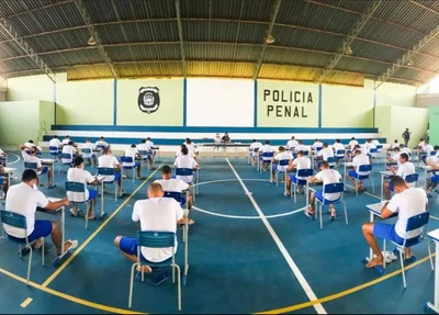 Reeducandos realizando atividade educacional
