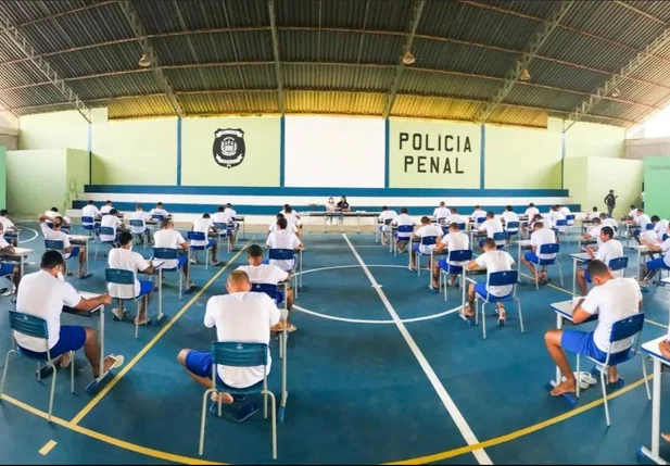 Reeducandos realizando atividade educacional
