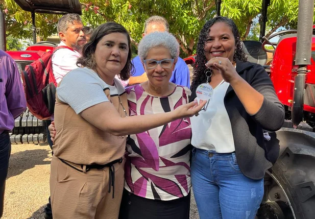 Regina Sousa entrega aparelhos agrícolas