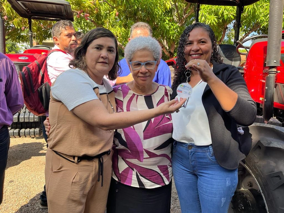 Regina Sousa entrega aparelhos agrícolas