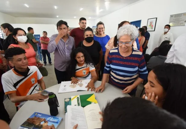 Regina Sousa inaugura biblioteca e centro de línguas em Parnaíba