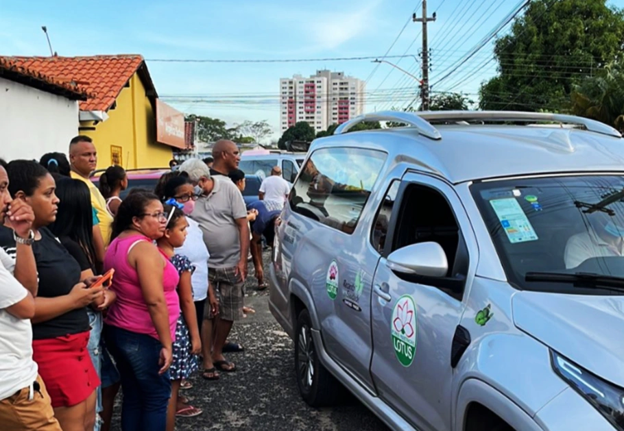 Saída do corpo da pequena Débora Vitória para o cemitério do bairro Areias