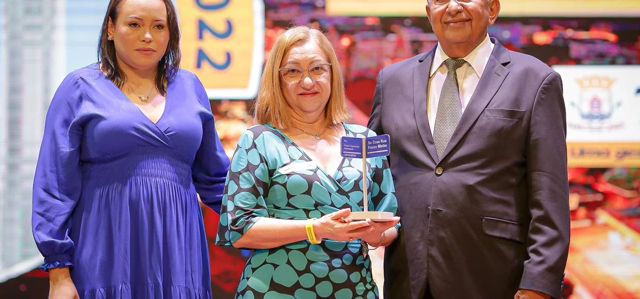 Samara Conceição e Dr. Pessoa entregam plaquinha