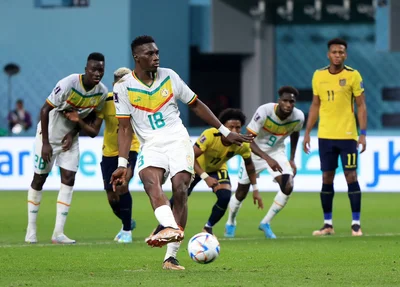 Sarr bate pênalti e abre o placar para Senegal