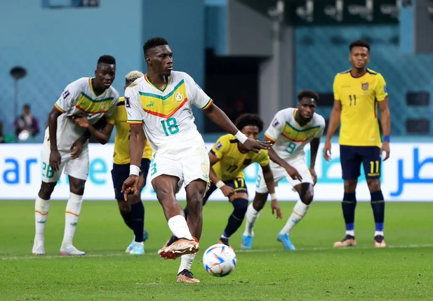 Sarr bate pênalti e abre o placar para Senegal