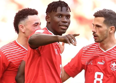 Seleção da Suiça comemorando gol contra Camarões
