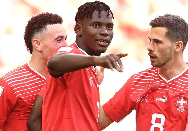 Seleção da Suiça comemorando gol contra Camarões