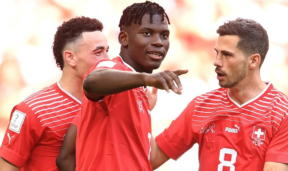 Seleção da Suiça comemorando gol contra Camarões