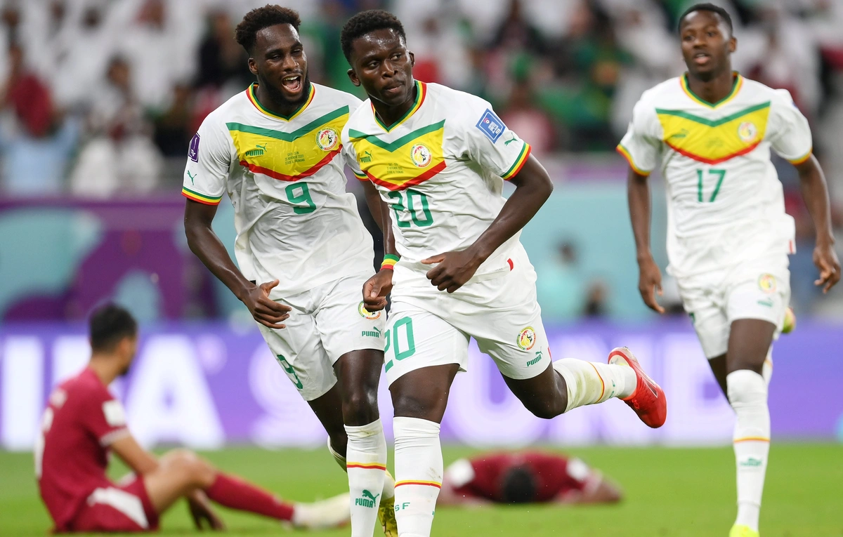 Seleção de Senegal comemoramdo sobre o Catar