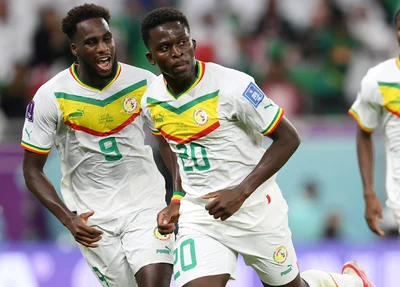 Seleção de Senegal comemoramdo sobre o Catar