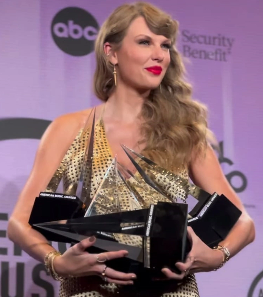 Taylor Swift com os 6 prêmios recebidos na 50 edição do AMAs