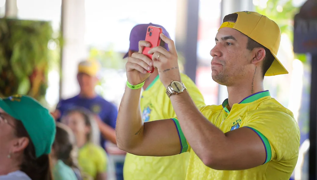 Torcedor registrando momentos do jogo