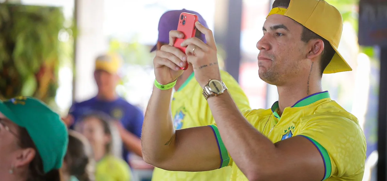 Torcedor registrando momentos do jogo