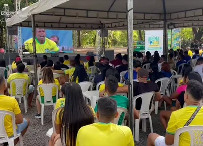 Torcedores acompanham vitória da Seleção Brasileira na Copa do Mundo