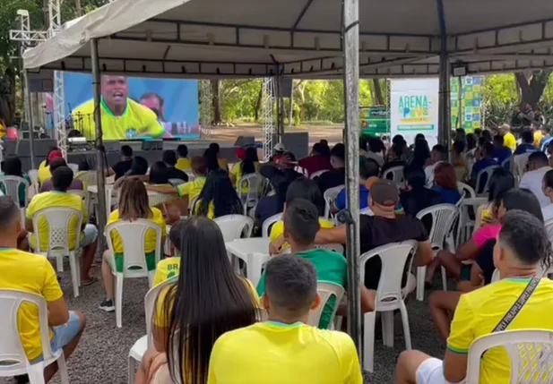 Torcedores acompanham vitória da Seleção Brasileira na Copa do Mundo