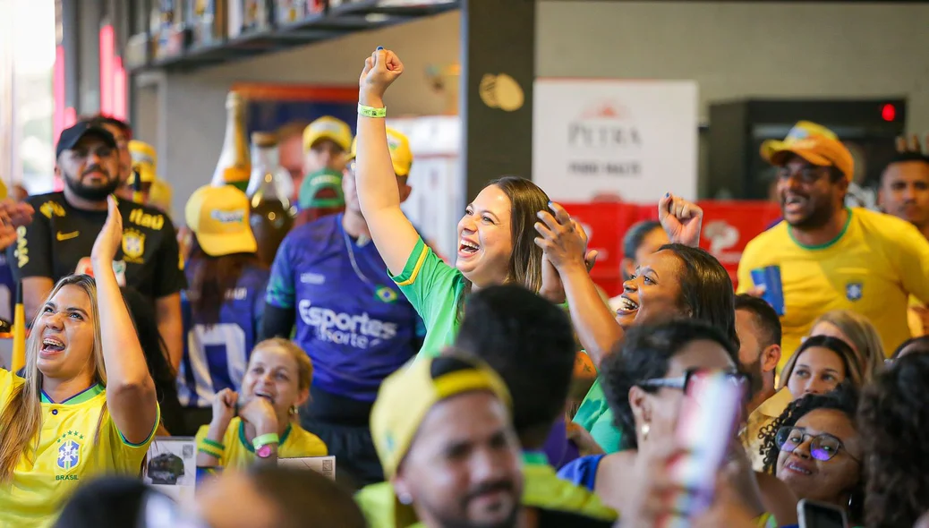 Torcedores celebrando o gol