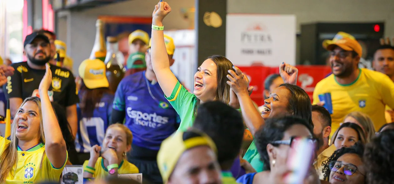 Torcedores celebrando o gol