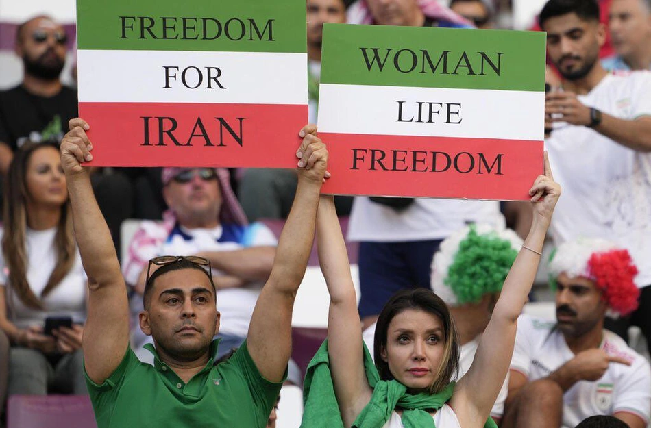 Torcedores do Irã protestam em jogo contra a Inglaterra