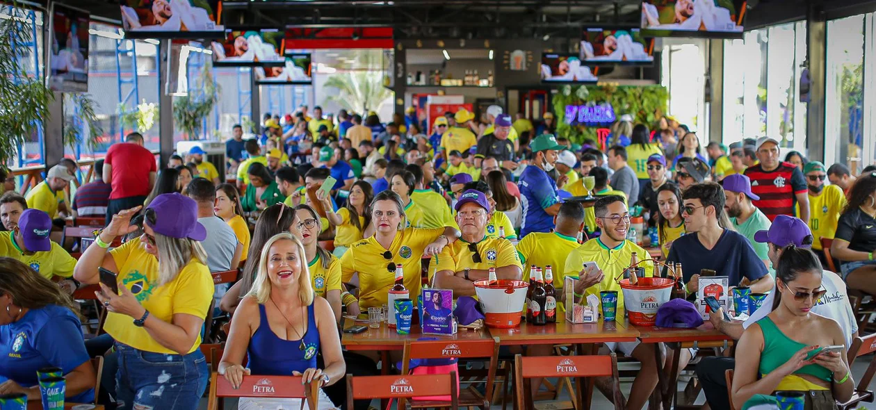 Torcedores no espaço De Resenha