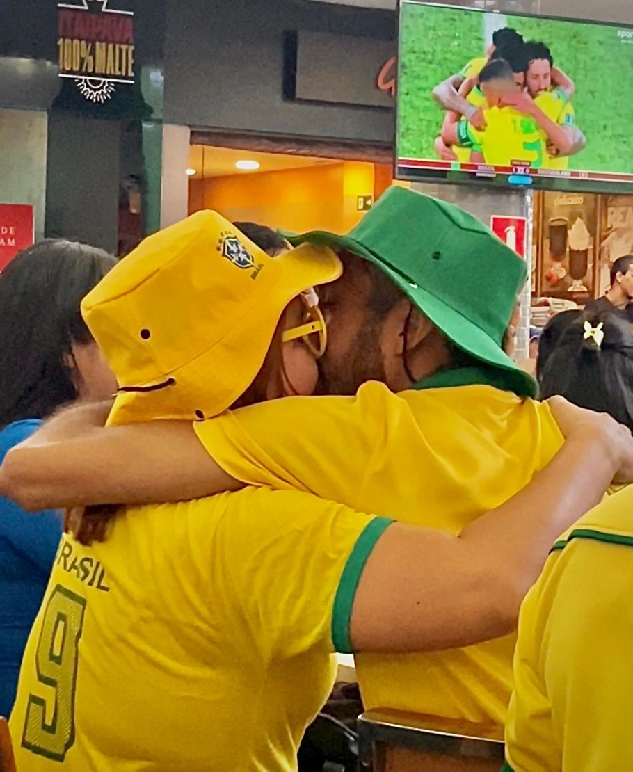 Torcida comemora vitória do Brasil diante da Suíça