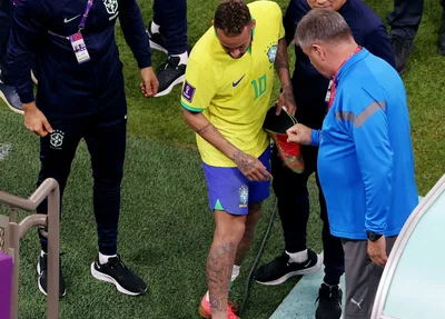 Tornozelo de Neymar no fim da partida
