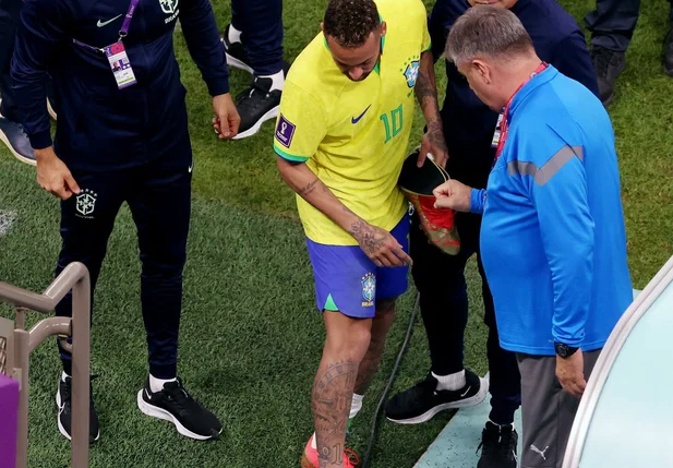 Tornozelo de Neymar no fim da partida