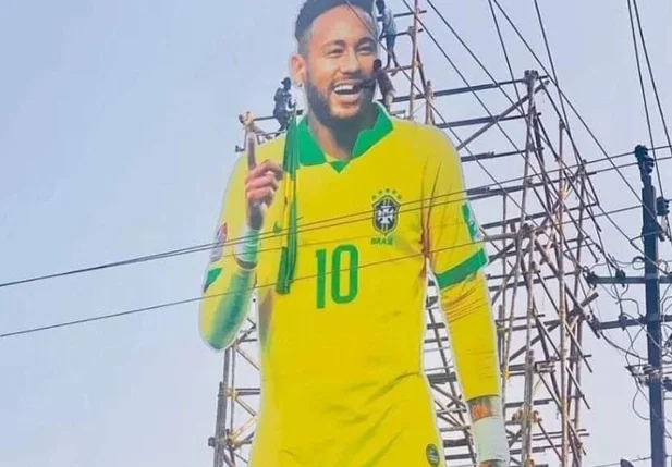 Totem de 100 metros do Neymar, na cidade de Kerela, Índia