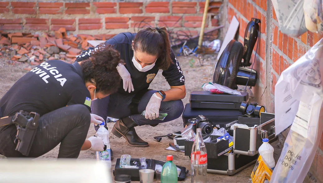 Trabalho dos peritos no local do crime