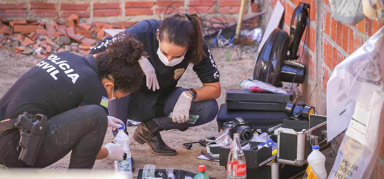 Trabalho dos peritos no local do crime