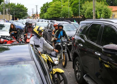 Trânsito na frente do local de aplicação de provas do Enem